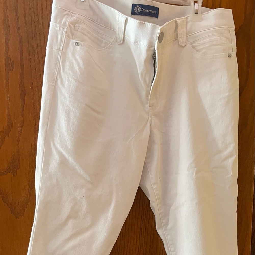Beautiful white cropped jeans.